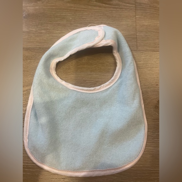 🌟5 for $20🌟 NWOT 2 Bibs and a Burp Cloth - Picture 3 of 6